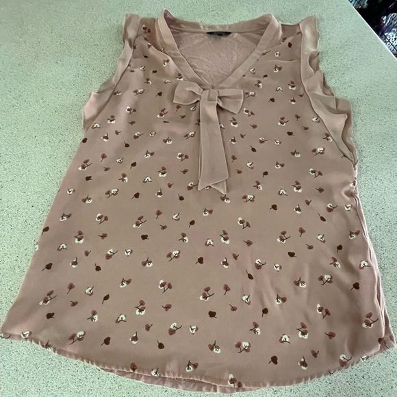 RW&CO. Tops - RW&CO lightweight sleeveless free flowing flower pattern top with bow